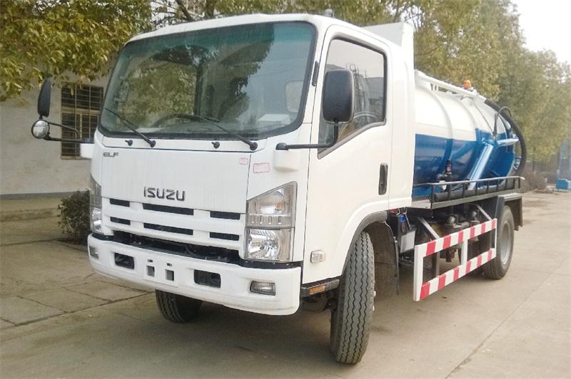 Isuzu NPR vacuum suction truck