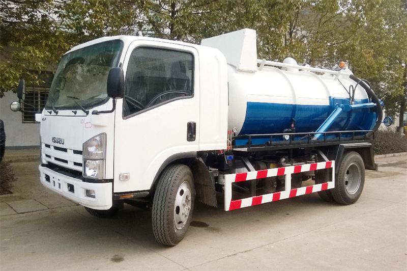 Isuzu NPR vacuum suction truck