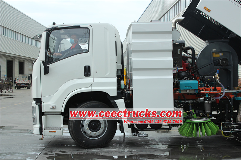 Isuzu GIGA 4X cabin vacuum sweeper with brush