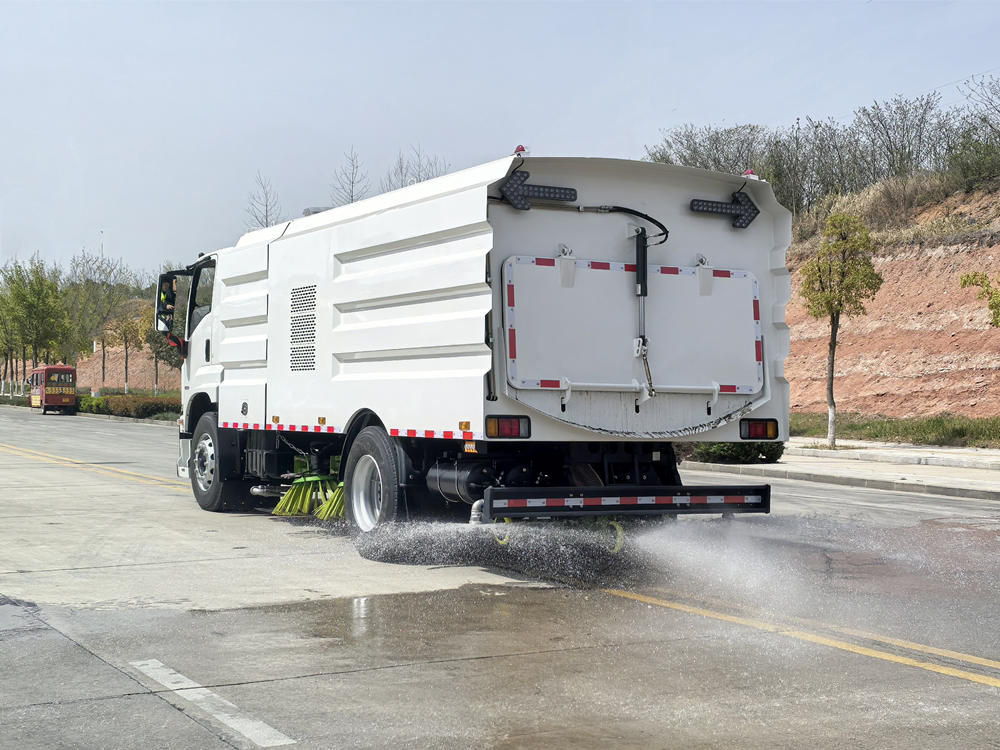 Isuzu sweeping vehicle