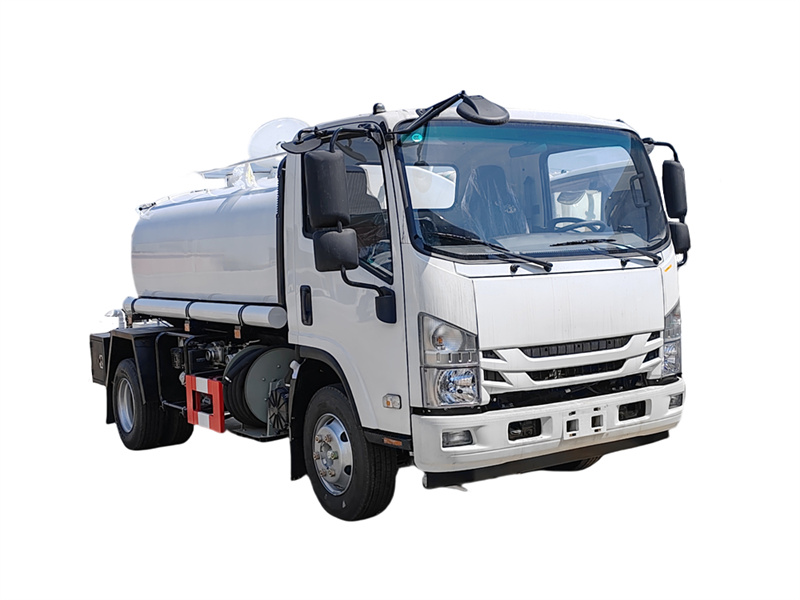 Isuzu ELF water tank truck