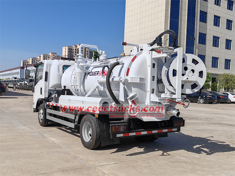 Isuzu 4,000 liters combined jetting suction truck Isuzu 4,000 liters combined jetting suction truck
