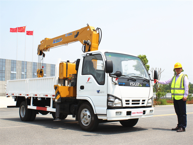 ISUZU NKR cargo truck with telescopic crane 