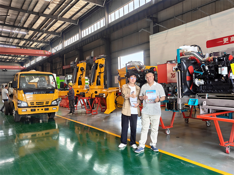 Isuzu cleaning sweeper truck