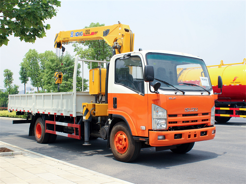 Isuzu NPR cargo truck with 5tons crane