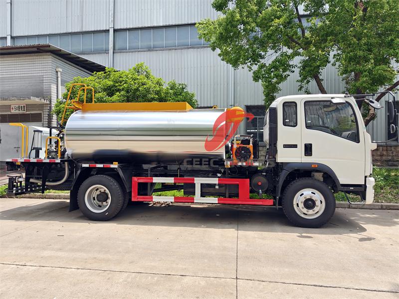 HOWO 4X2 asphalt spreading truck
