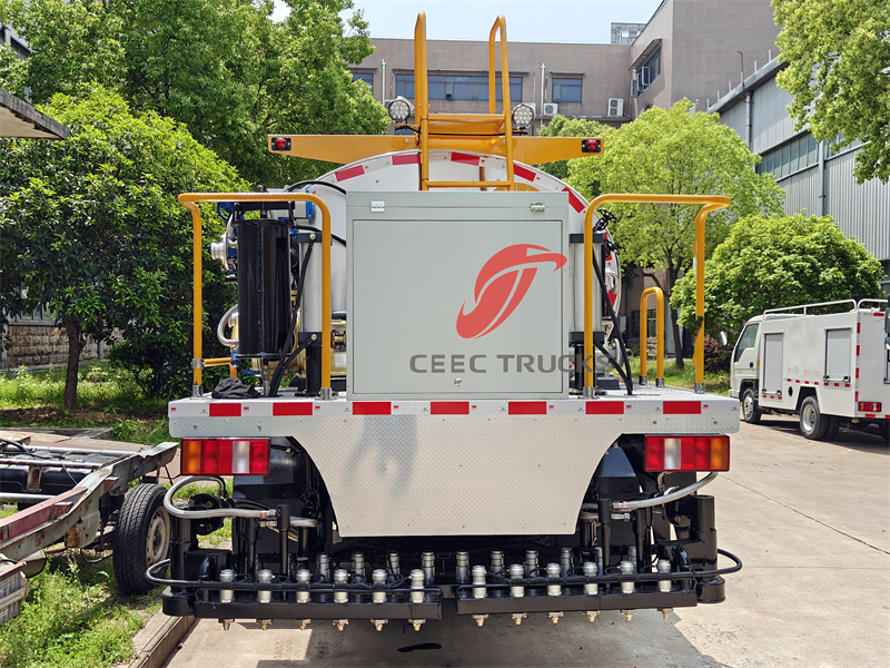 Howo light-duty asphalt distributor truck