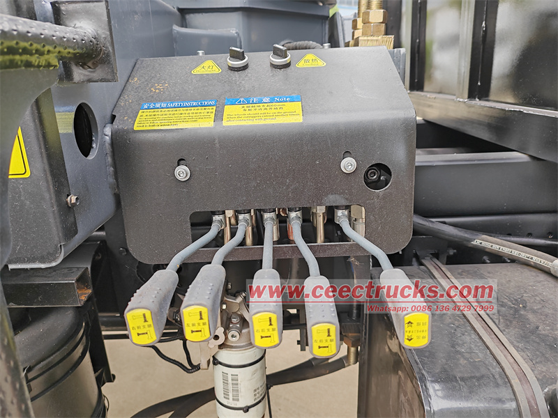 HOWO 4x2 cargo truck mounted XCMG crane