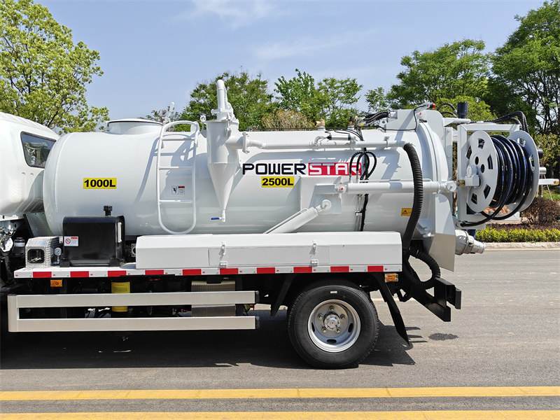 Side view of ISUZU 3500L sewer jetting truck