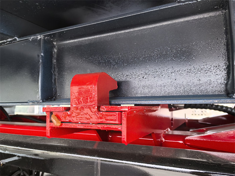 Garbage container horizontal lock