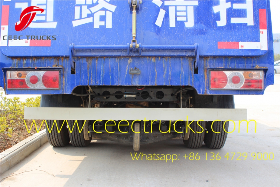 Dongfeng 4x2 road sweeper truck for public street sweeper truck for sale