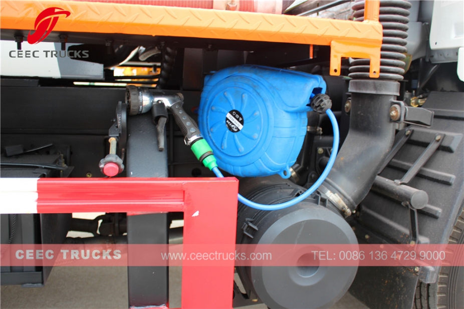 Dongfeng 4,000L Vacuum sewage tanker truck