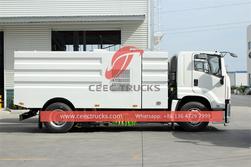 ISUZU FTR airport sweeper truck with factory direct sale