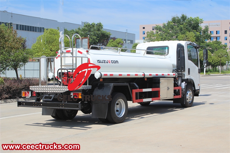 Isuzu 4x4 4cbm off-road potable water tanker for sale