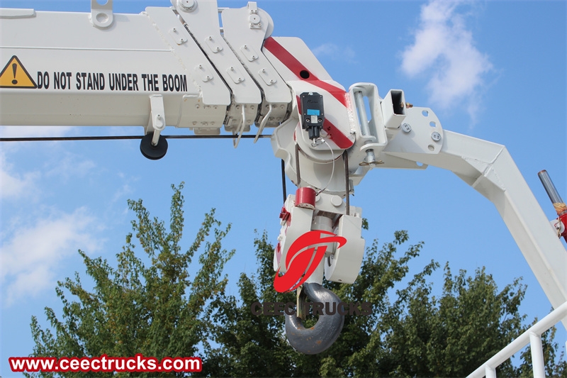 Isuzu Boom Crane Truck with Manlifter