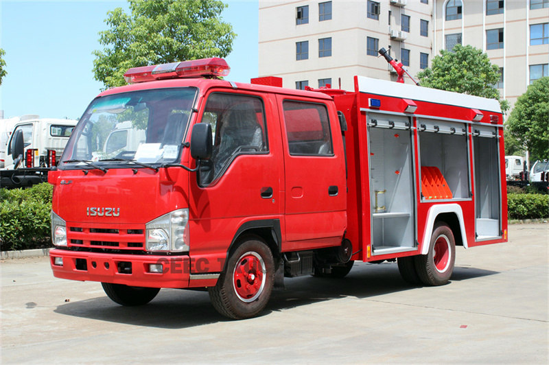 Manutenção do caminhão de bombeiros do tanque de água Isuzu