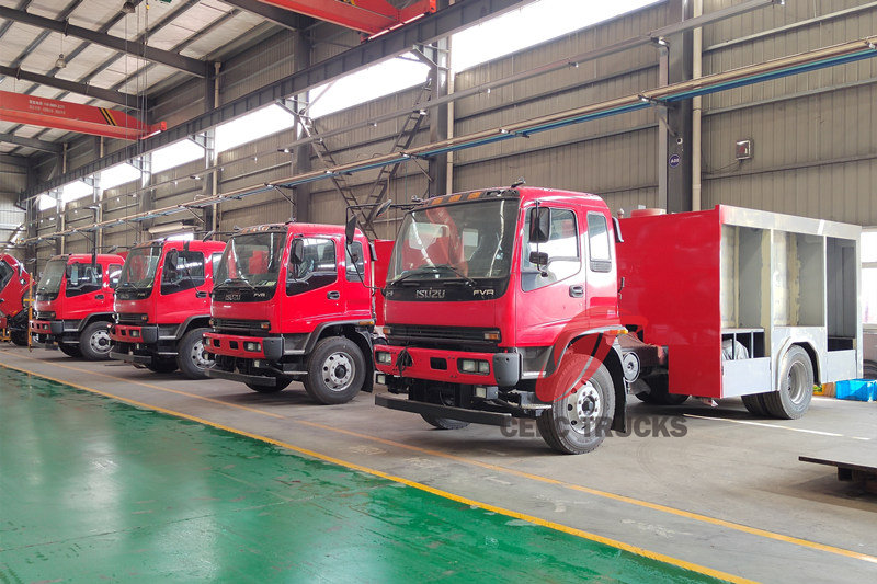 4 unidades de caminhão de bombeiros com tanque de água ISUZU FVR em produção