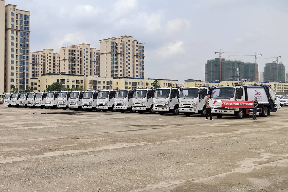 Cliente da América Latina compra 15 unidades de caminhões compactadores de lixo ISUZU