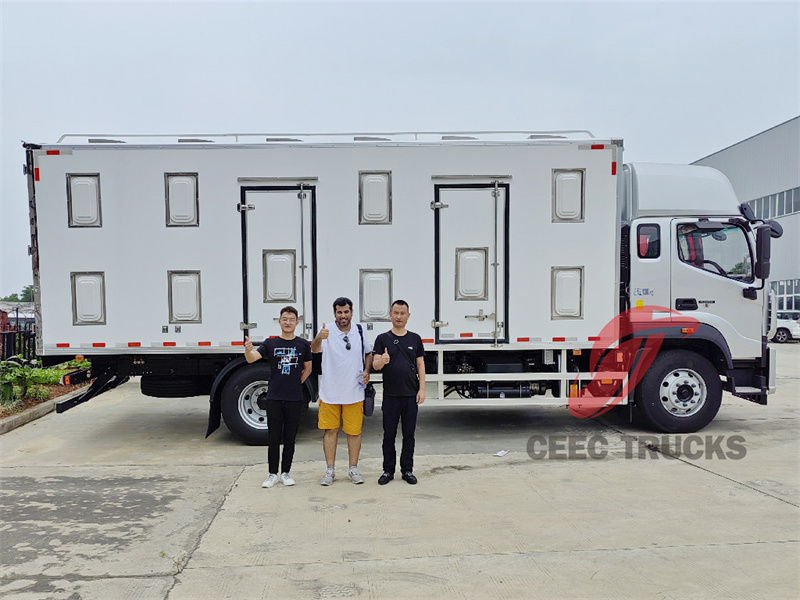 Cliente da Arábia Saudita visitando para comprar caminhão frigorífico ISUZU Giga