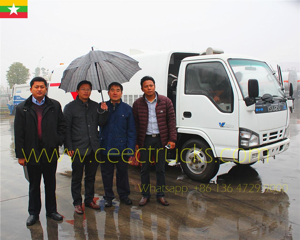 Clientes da Ásia nos visitam testando a varredora ISUZU 8CBM encomendada