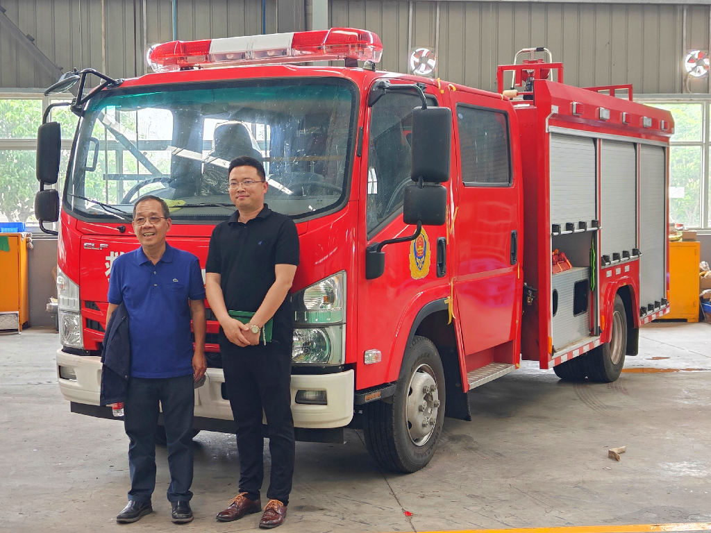 Clientes das Filipinas visitando para comprar motor de bombeiros Isuzu 2000L