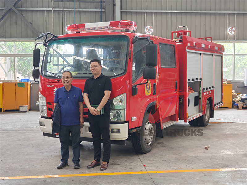 Clientes das Filipinas visitando para comprar motor de bombeiros Isuzu 2000L