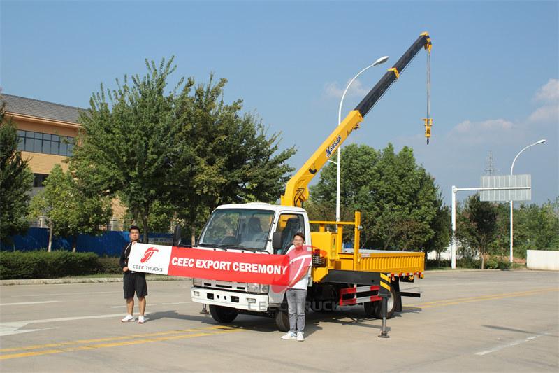 Granada - Caminhão guindaste com mini lança ISUZU personalizado entregue pela CEEC TRUCKS